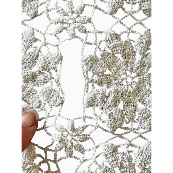 Hand Crocheted Tablecloth With Floral Medallions & Scalloped Edges 55.25" x 49" - Picture 7 of 13